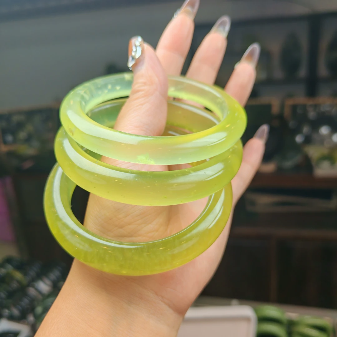 天然岫玉精美辽阳绿手镯（随机发货，其中一个）