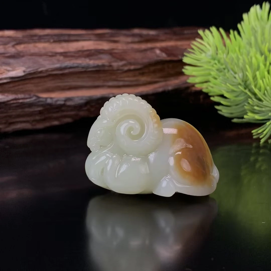 【豫人豫品】和田玉吊坠楼兰三色俏色巧雕领头羊J3180