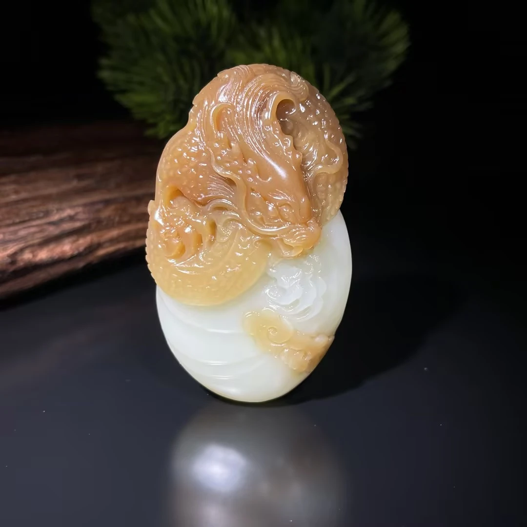 【豫人豫品】 和田玉糖玉俏色巧雕祥龙C4823