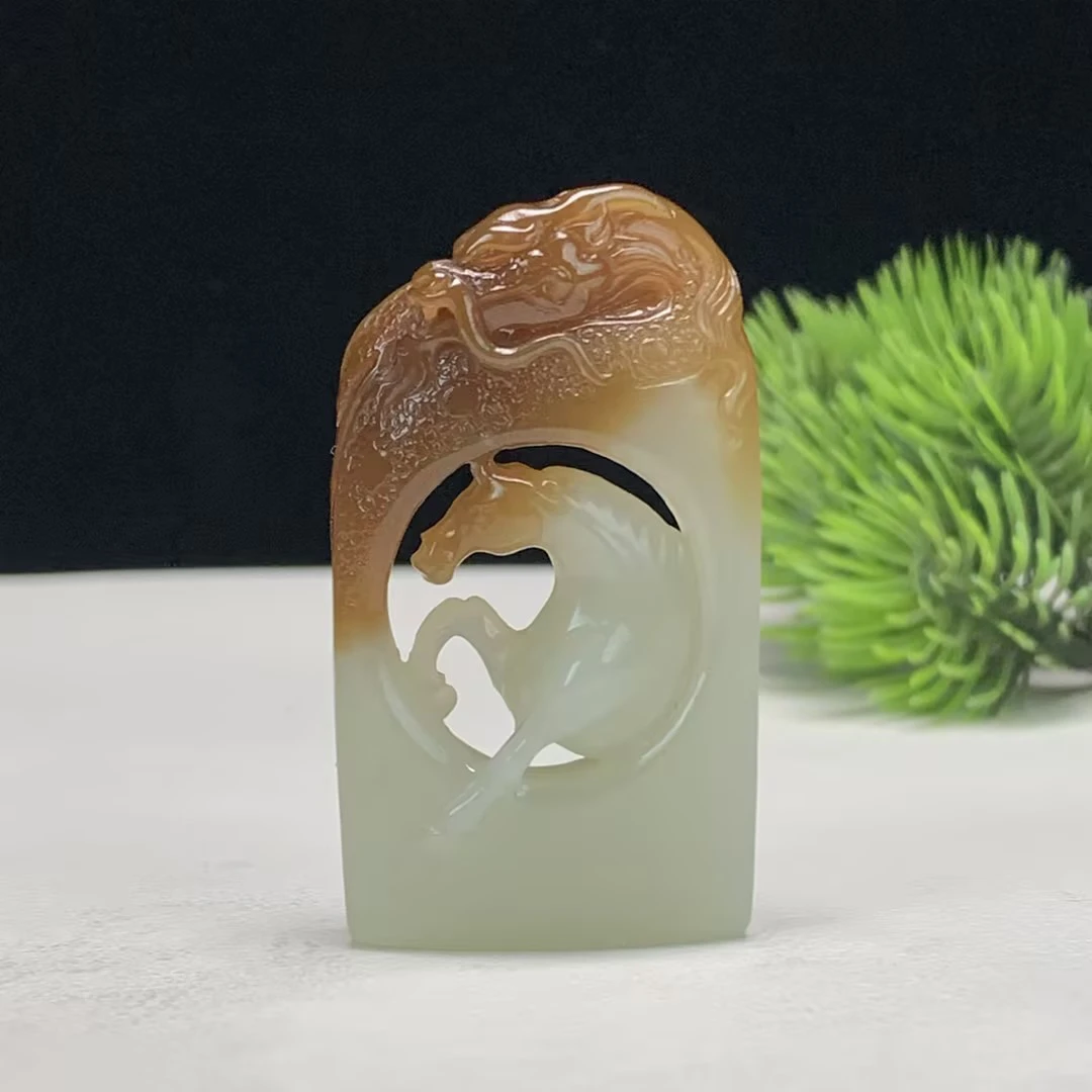 【豫人豫品】 和田玉吊坠糖白龙马精神镂空俏色J3036