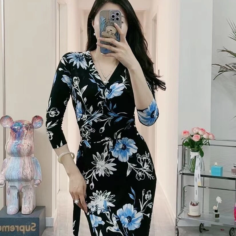 黑底蓝花 裹身裙一片式V领气质修身碎花连衣裙茶歇裙海边度假长裙