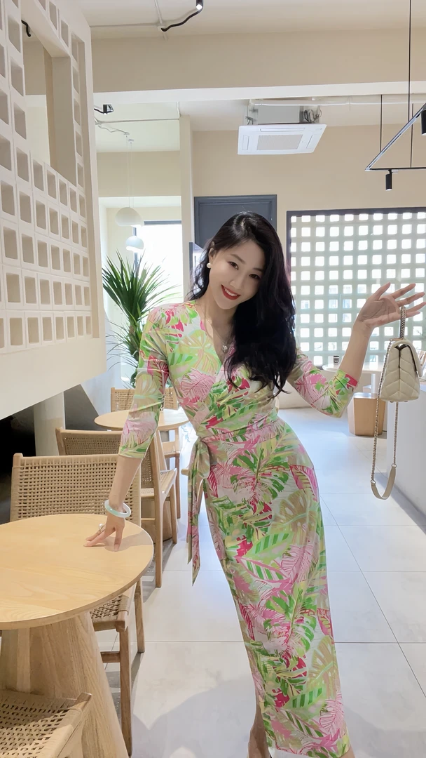 清新芭蕉 裹身裙一片式V领时尚洋气修身印花连衣裙女装连衣裙