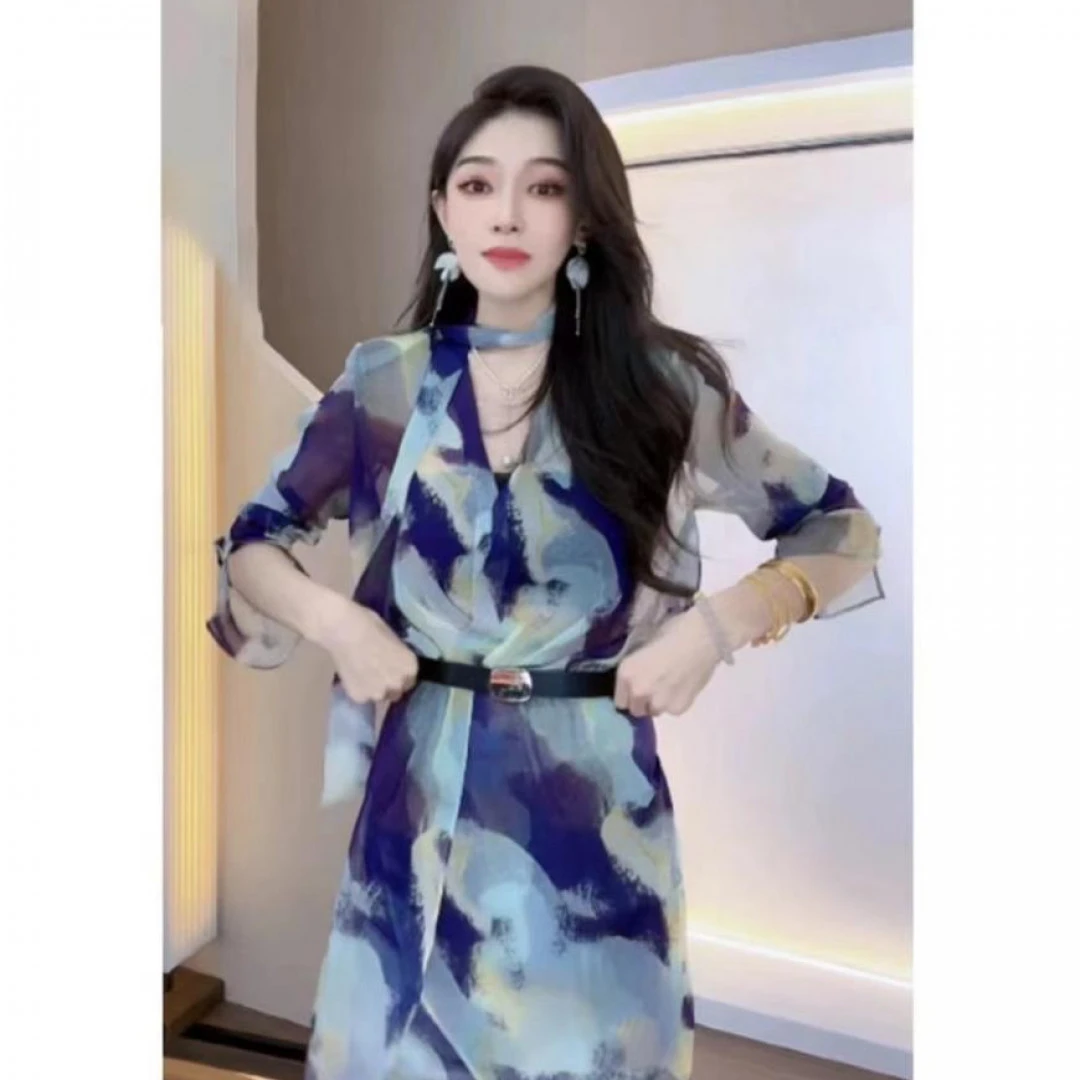 2024夏季新款气质高级感连衣裙女装小众不撞款收腰时尚沙滩短裙子