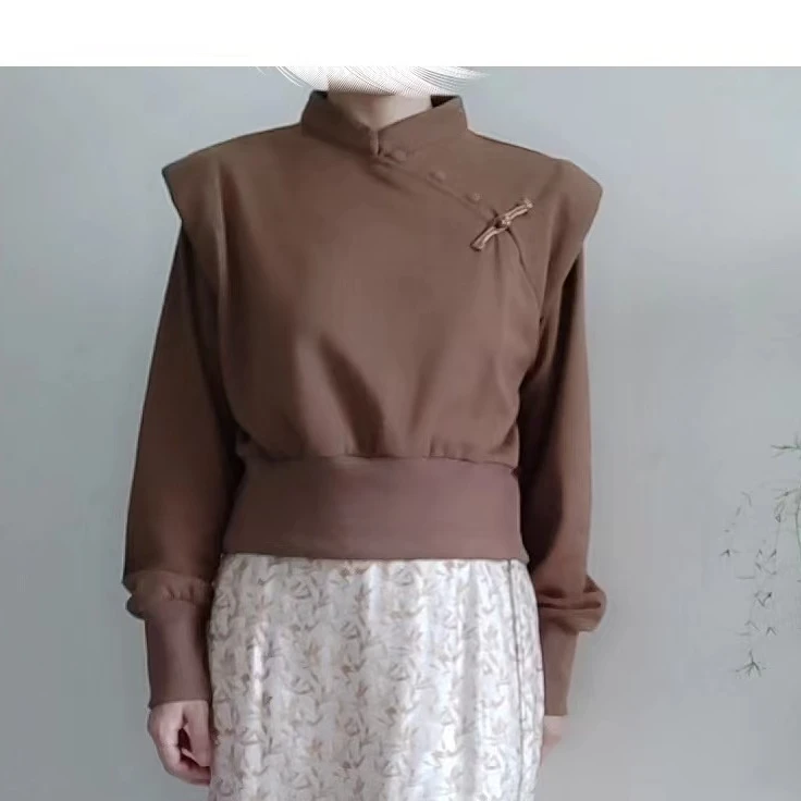 M2818新中式2024秋季布包扣盘扣斜襟假两件垫肩咖色短卫衣