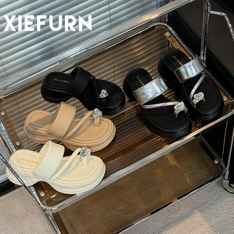 XIEFURN/鞋夫人2024夏季新款爱心水钻小众百搭休闲软底夹趾人字拖
