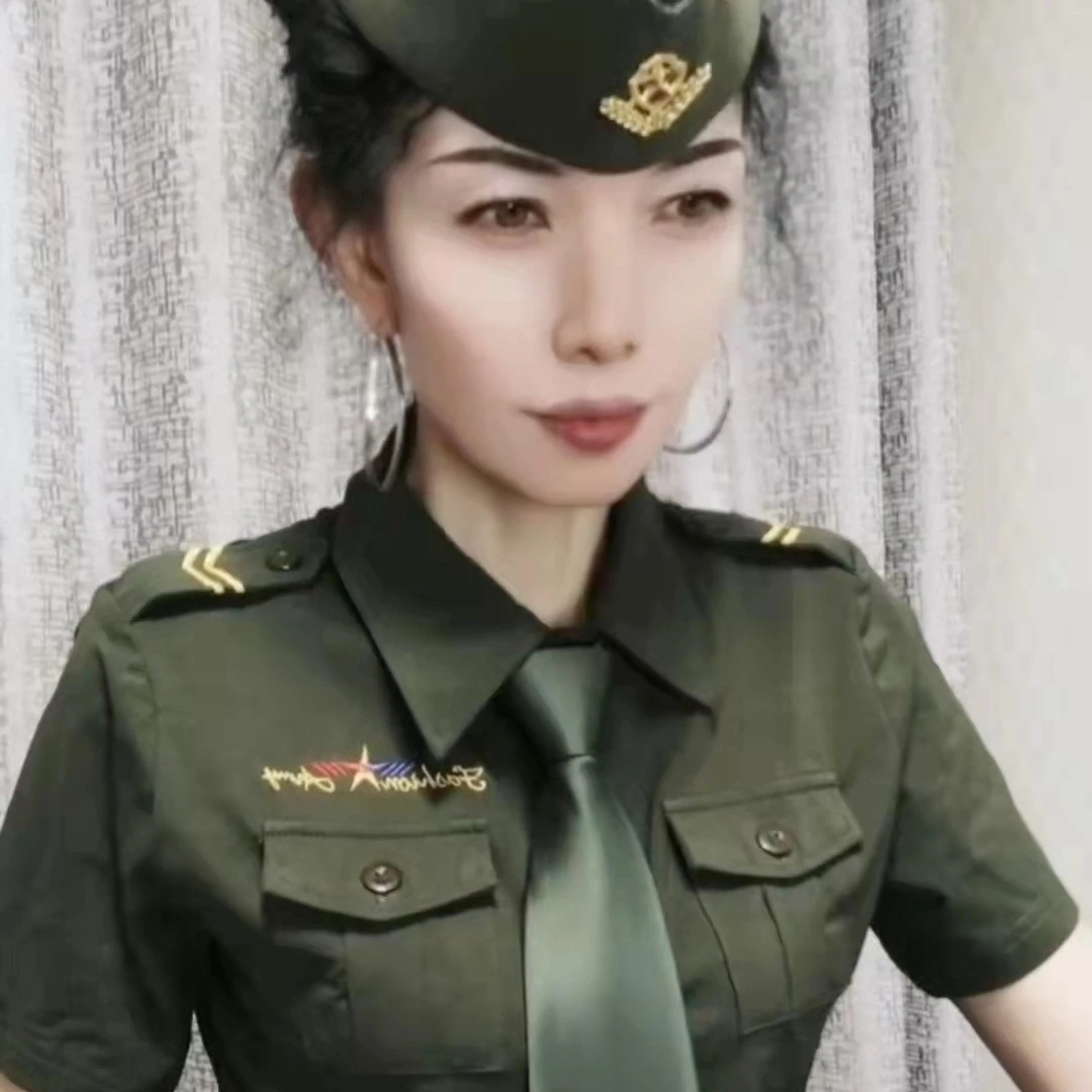 军绿色黄色肩章时尚简单款短袖