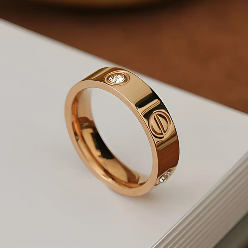 钛钢莫桑石戒指 经典男女金色情侣对戒素圈时尚气质简约精致指环