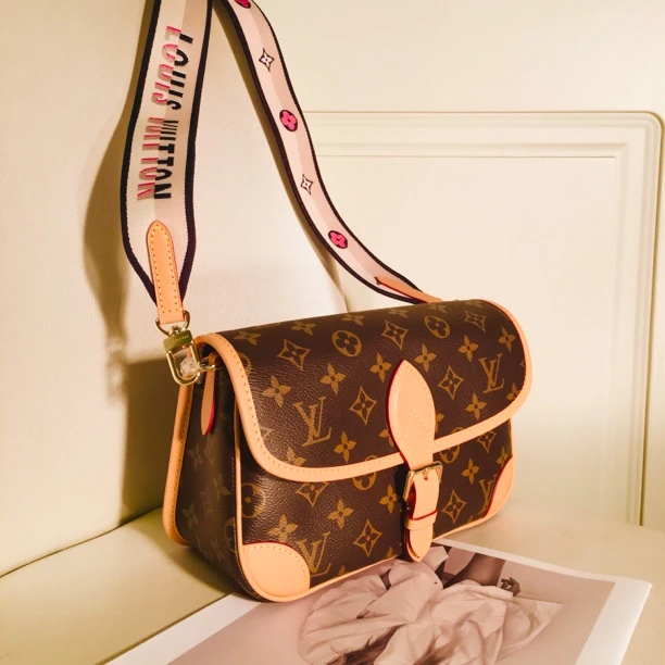 全新未使用 LouisVuitton/路易威登 黑法棍Diane单肩包 带盒带票