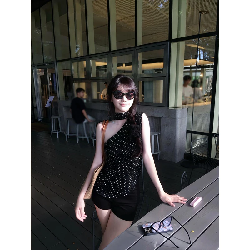 2024夏季新款辣妹设计感黑色波点斜肩无袖背心上衣配高腰显瘦短裤