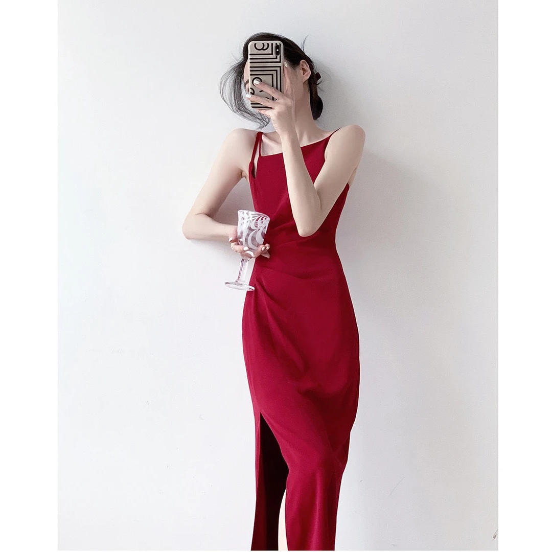 御姐轻熟风吊带小黑裙法式别致镂空不规则褶皱开叉高级感连衣裙女