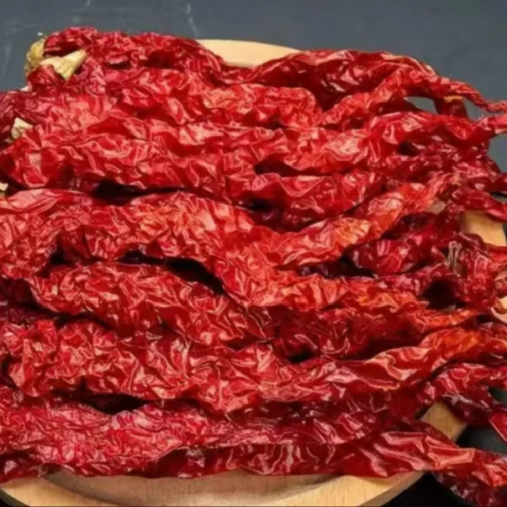 新疆昌吉大西渠优冠红农家辣皮子色泽鲜艳,肉质厚有嚼劲自然晾晒