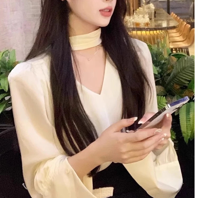 杏白色醋酸缎面衬衫女春秋设计感小众小个子v领衬衣法式挂脖上衣