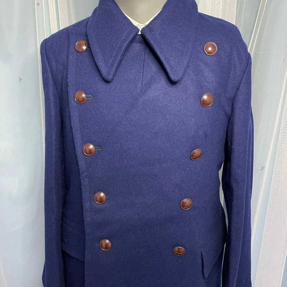 蓝色胶木扣男士呢子大衣