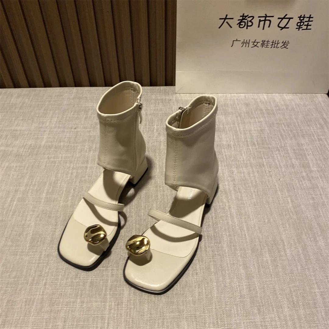 2025新款设计感小众白色凉鞋女夏方头粗跟凉靴镂空侧拉链套趾短靴