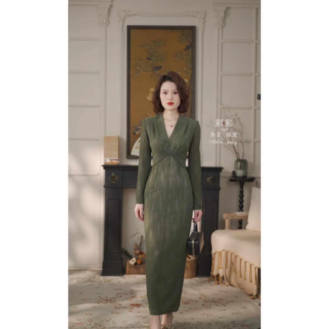 彩彩家【一盏清茶】秋季显白显瘦收腰V领修身优雅气质后开叉连衣裙