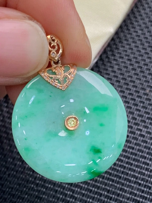 18k天然翡翠平安扣吊坠