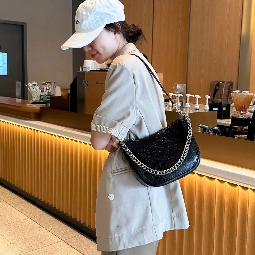 【芝麻集】QYX-80975-3-黑色RAIN.CUN简约腋下斜跨轻奢菱格女包