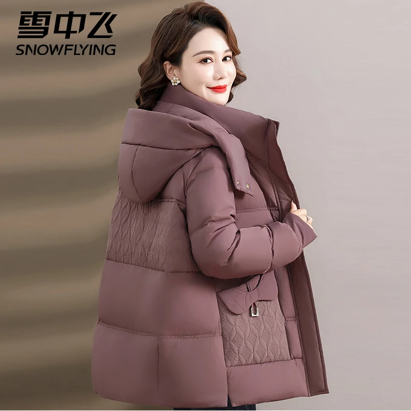 雪中飞妈妈冬季羽绒服2024新款洋气加厚保暖中老年人冬装连帽外套