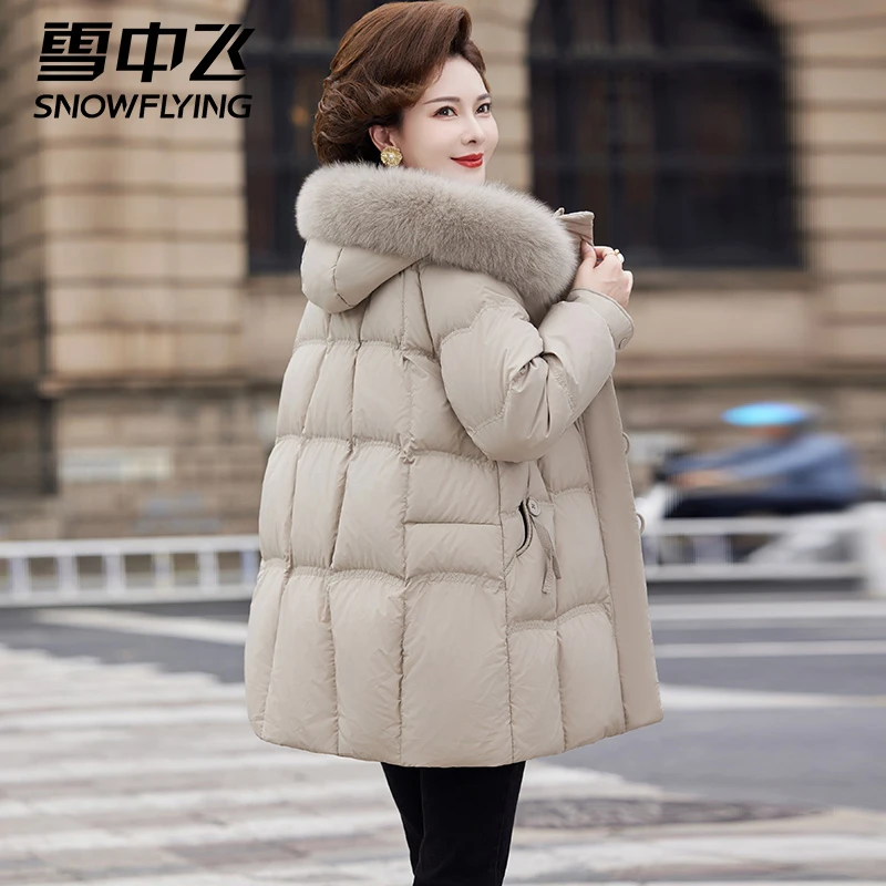 雪中飞新款妈妈羽绒服冬季毛领连帽中老年外套女士显瘦中长款短款