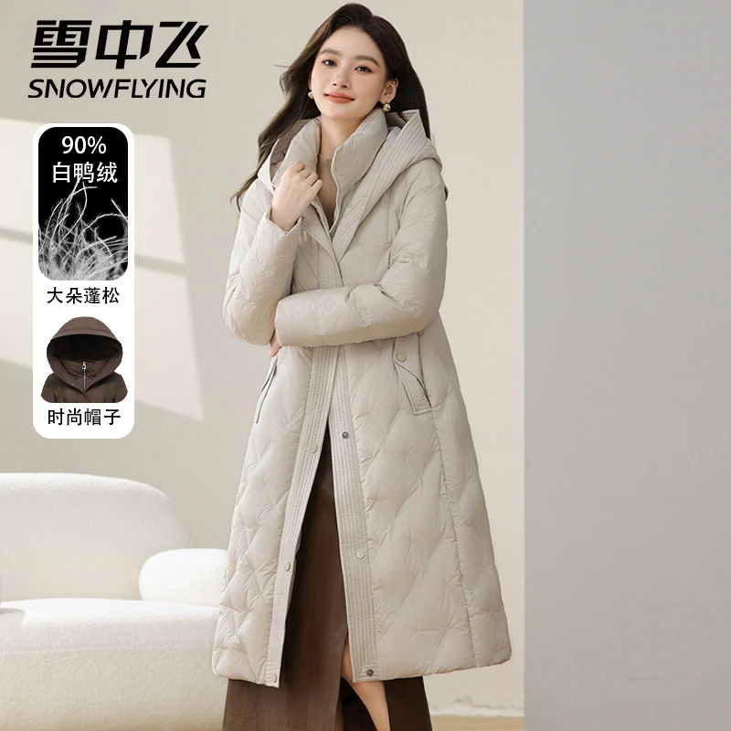 SNOW FLYING/雪中飞长款羽绒服修身显瘦冬季时尚连帽女士鸭绒外套