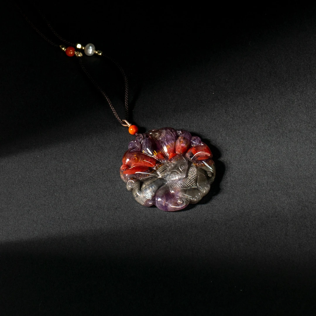 极光23四色一体九尾狐圆牌吊坠/多样性发/P4300