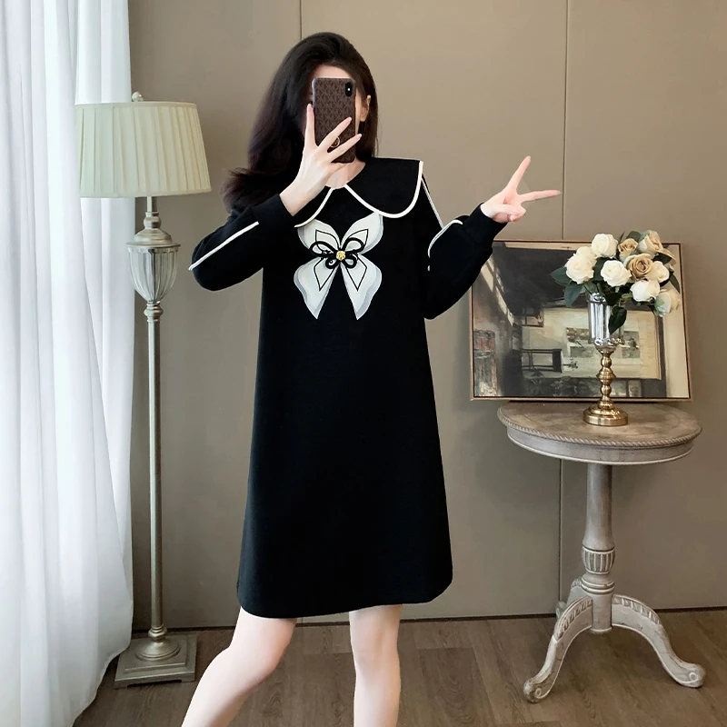 欧货爆款黑色连衣裙秋冬2023新款遮肉显瘦减龄娃娃领卫衣裙小个子
