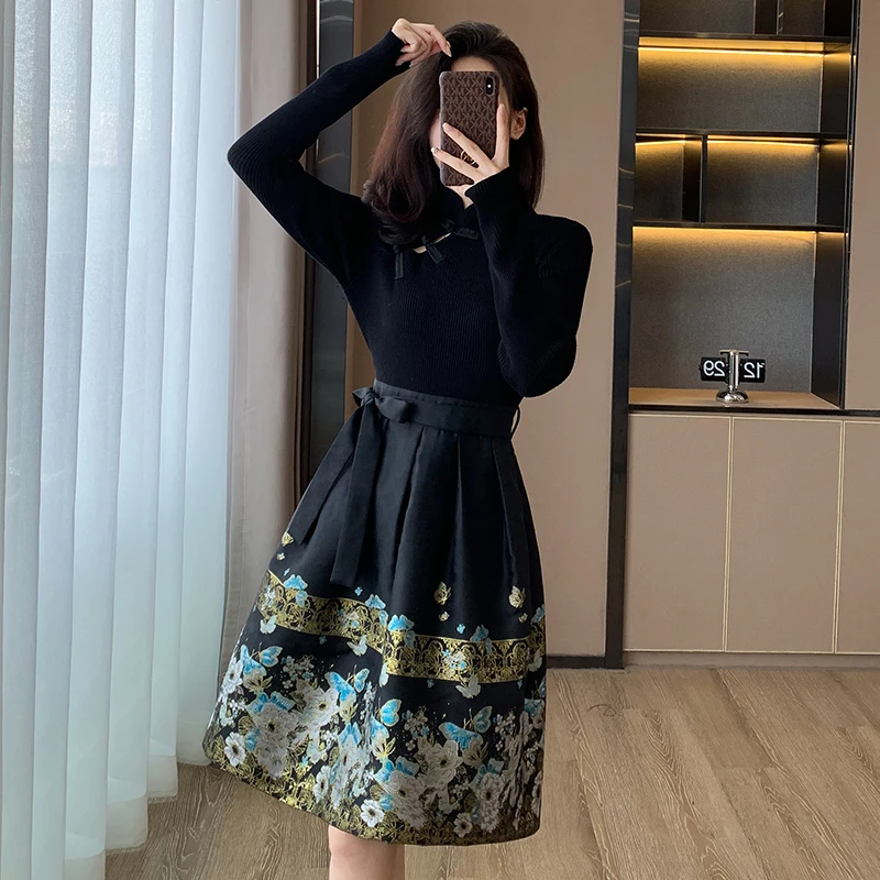 新中式针织连衣裙女秋冬赫本风高级感刺绣新款小个子国风马面裙