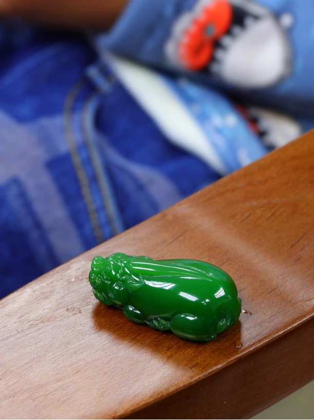 和田玉碧玉阳绿貔貅挂件