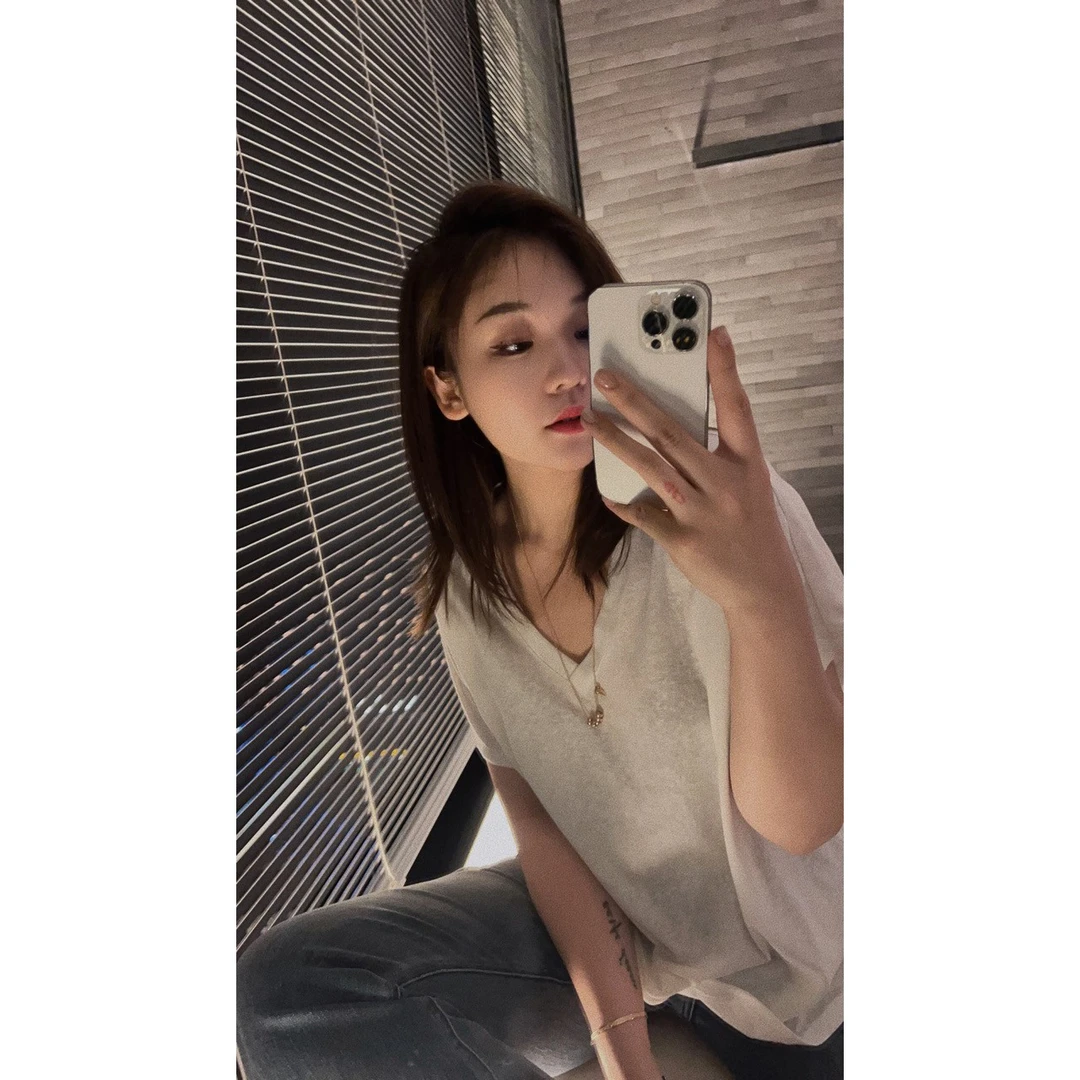 OSENSO与你初见"宽松V领百搭质感两色透气清爽设计感T恤TX230230-