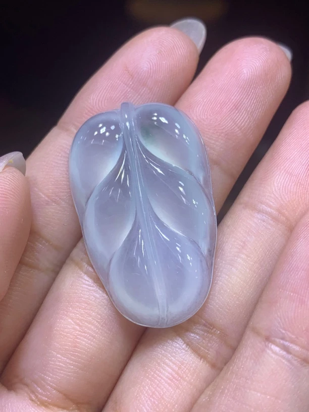 缅甸天然翡翠A货，飘花饱满树叶，摸起来很有质感，完美无纹裂