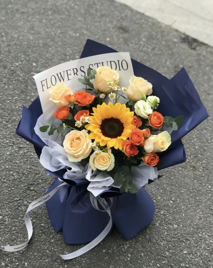 【好运】1朵向日葵混搭6朵香槟玫瑰鲜花送男朋友朋友学子生日祝福高考毕业季升学宴礼物鲜花小时达同城配送