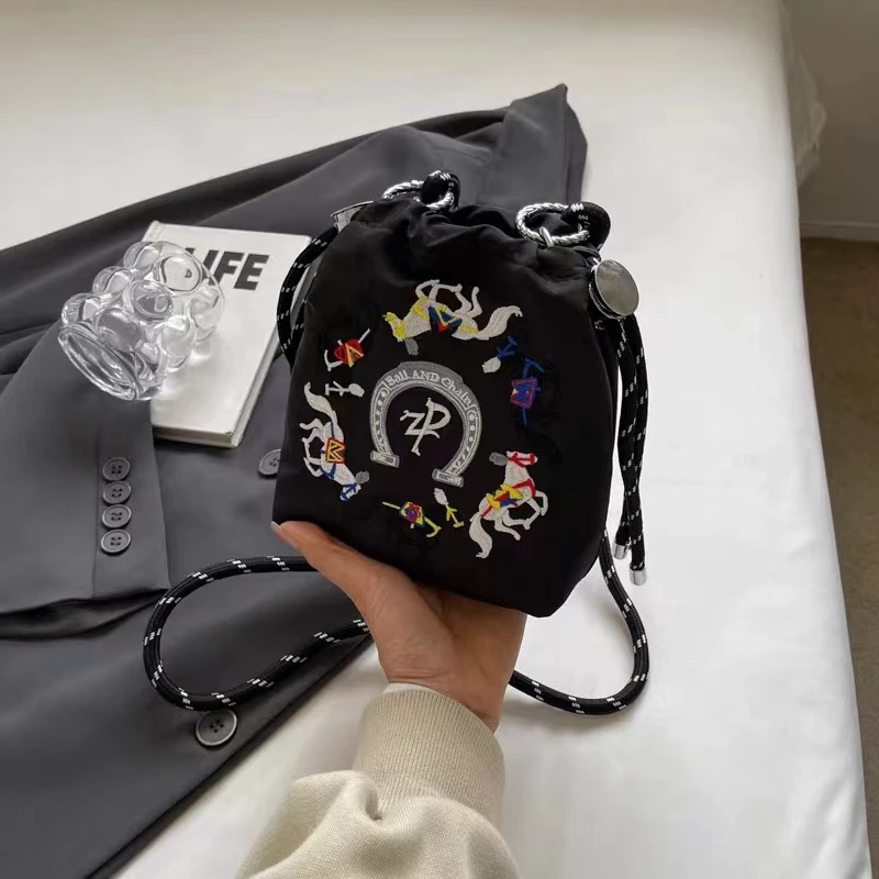 A204刺绣ins水桶小布包包女2024新款黑色
