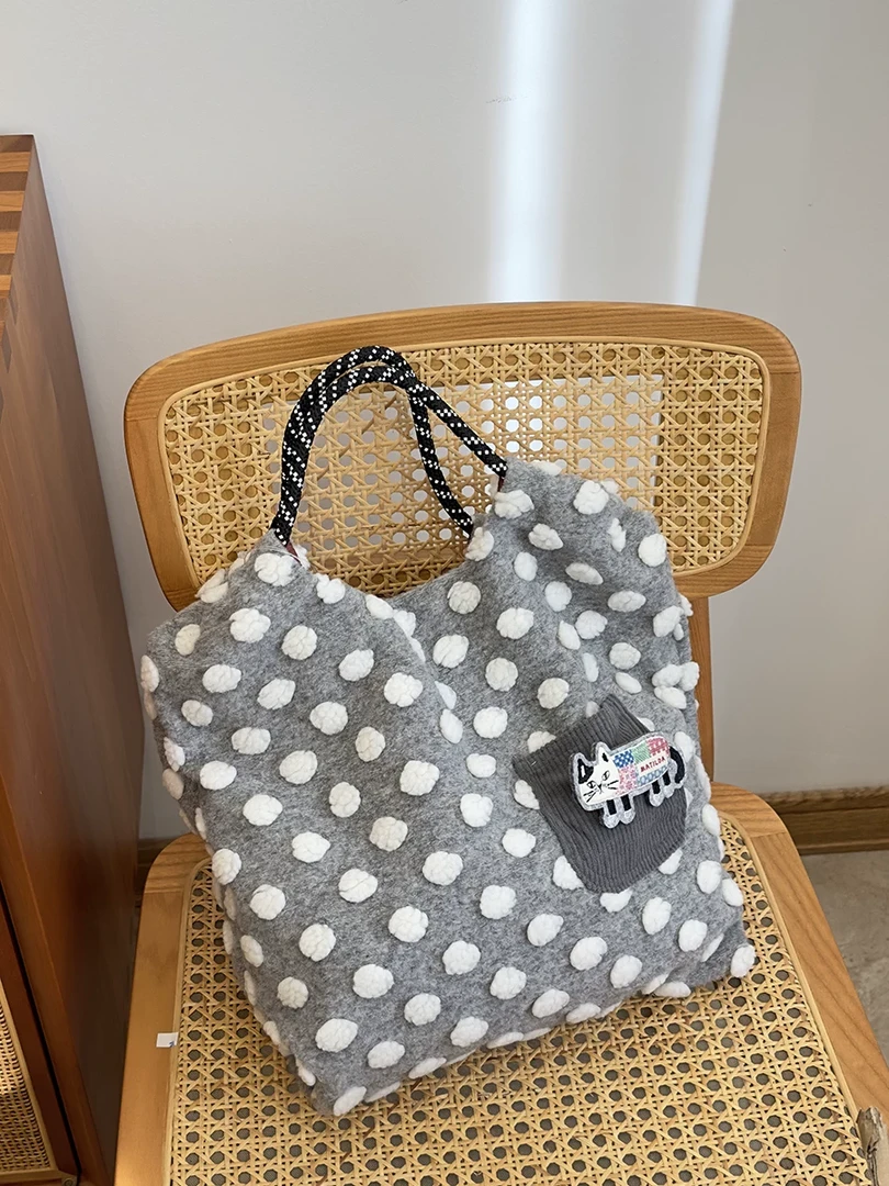 760毛呢波点猫咪胸针波点灰包手拿包