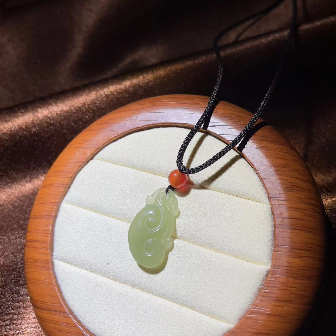 DZ987  和田玉黄口如意锁吊坠