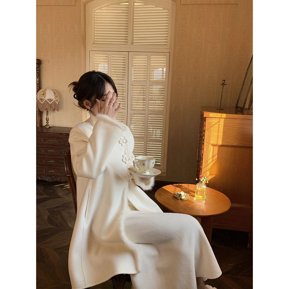 K新中式秋冬高级感盘扣大衣女气质高级感毛边白色呢外套中长款