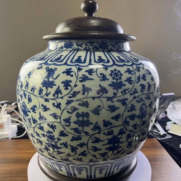 1-832 明 青花八宝莲纹罐