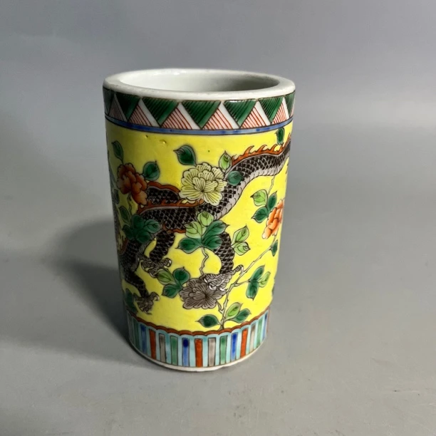 6298 清黄釉龙纹花卉笔筒