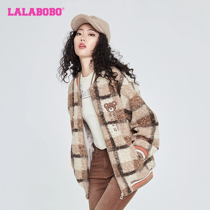 武汉LALABOBO新款暖阳熊经典格纹刺绣宽松毛绒外套女LBCC-WSDR17