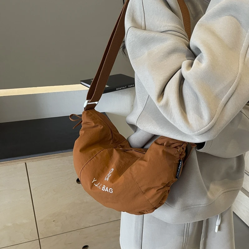 高级质感帆布包包女大容量2024新款休闲小众斜挎包褶皱通勤饺子包