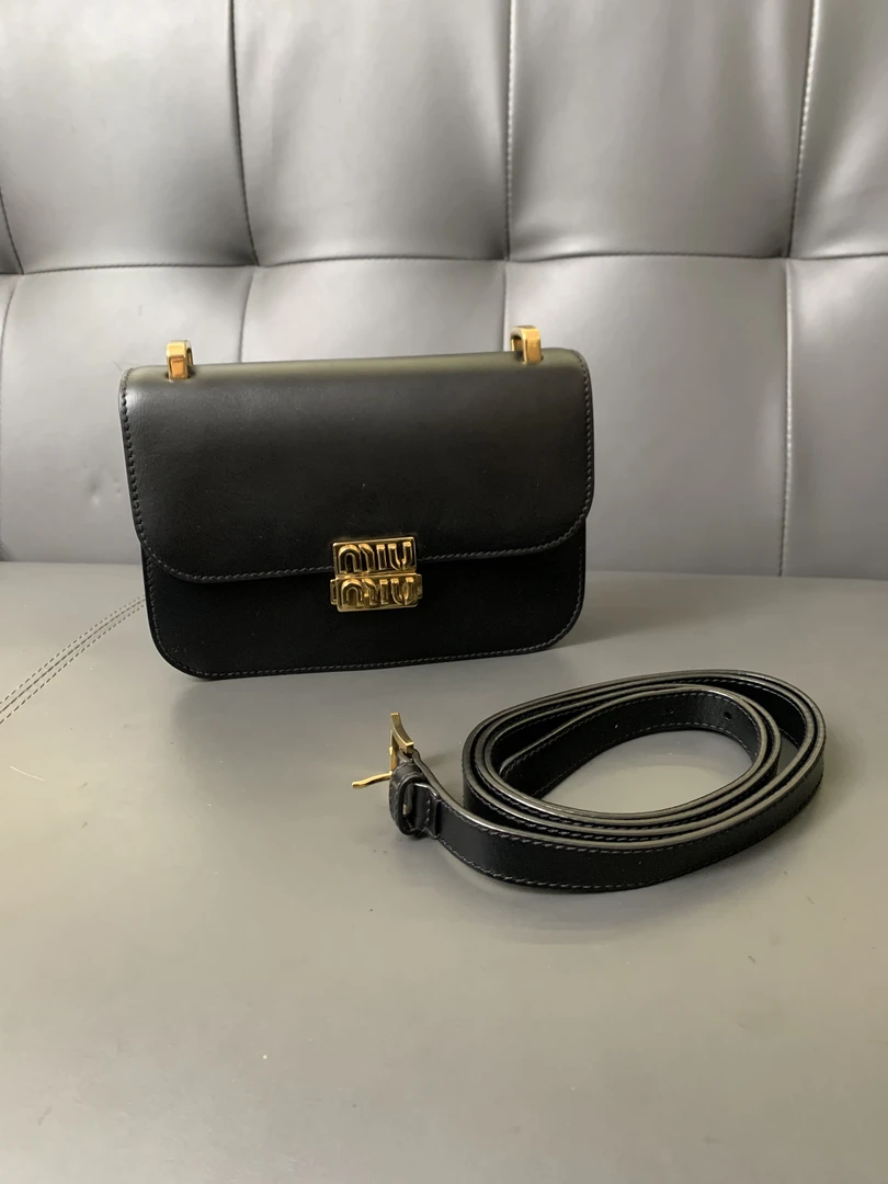 99新 MIU MIU/缪缪 缪缪新款黑金豆腐包