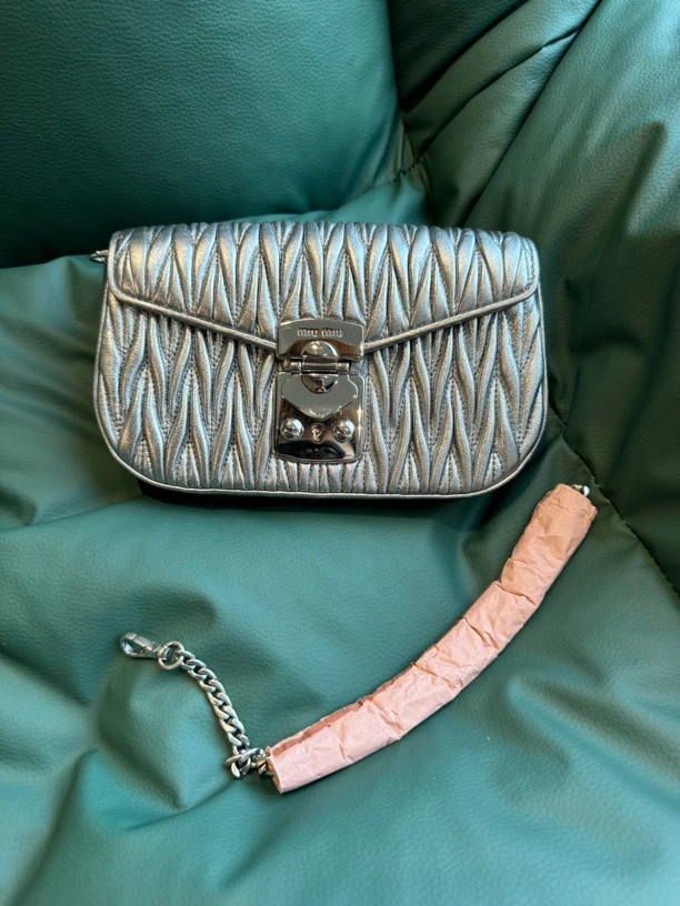 全新未使用 MIU MIU/缪缪 银色褶皱链条斜挎包