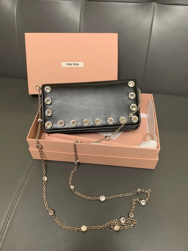 全新未使用 MIU MIU/缪缪 缪缪宝石链条斜挎包