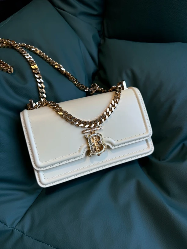 全新未使用 BURBERRY/博柏利 限定款施华洛世奇水钻扣斜挎包