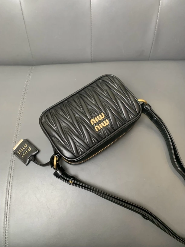 99新 MIU MIU/缪缪  新款时尚女士黑色斜挎包
