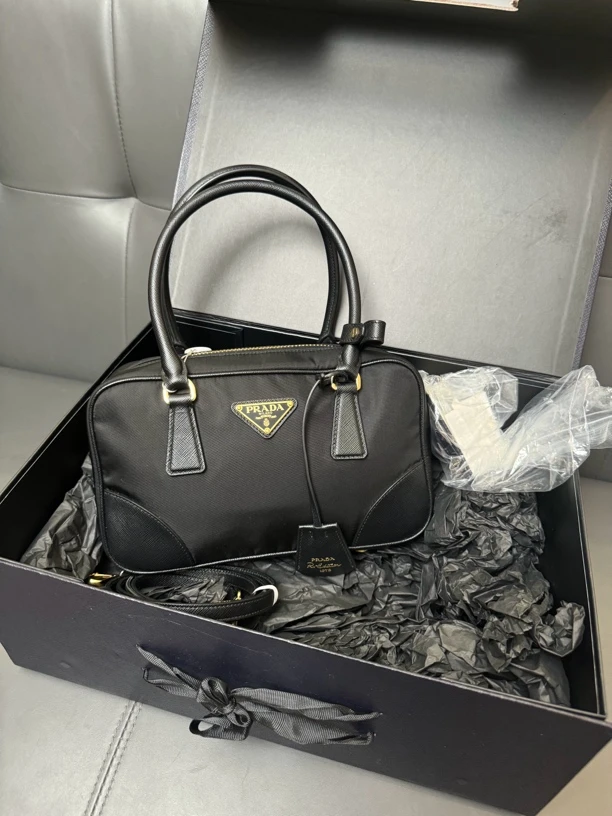 全新未使用 Prada/普拉达 新款黑金保龄球手提斜挎包