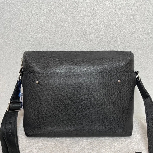 95新 LouisVuitton/路易威登 4792/经典时尚黑色全皮中号斜挎包