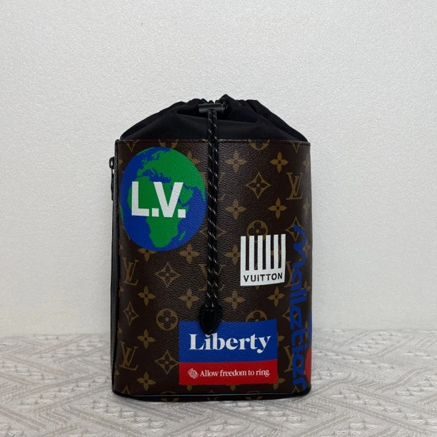 99新 LouisVuitton/路易威登 97新/芯片款徽章限量水桶胸包/3719