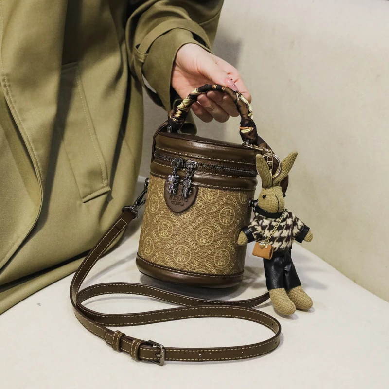 北包包水桶包新款时尚百搭圆筒小熊斜跨包复古轻奢单肩小包圆筒包