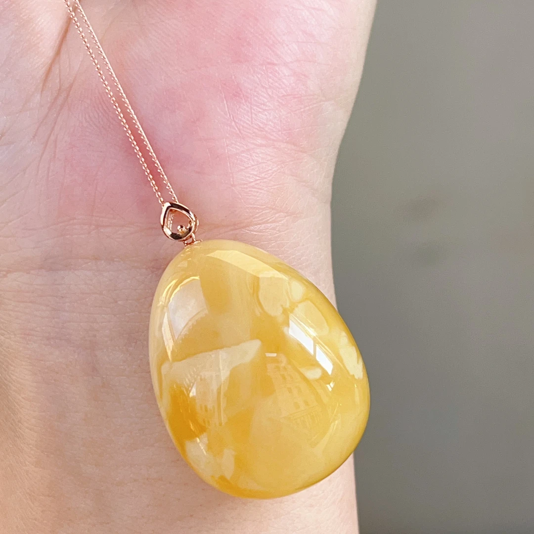 18k金镶嵌俄料黄白花水滴锁骨吊坠，7.8克，尺寸33*25.4*16.4mm。