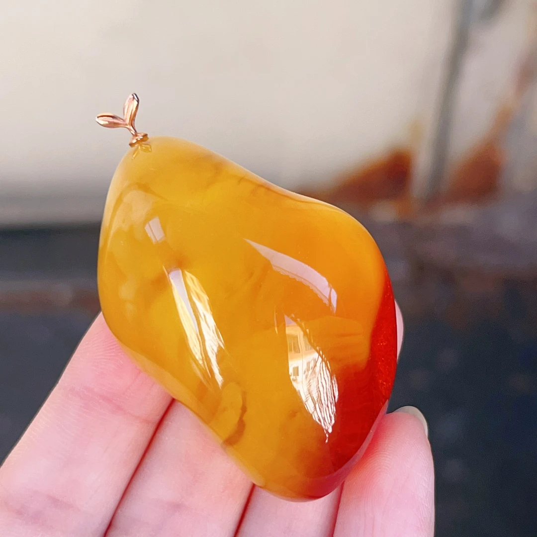 18k金镶嵌蜜蜡随形吊坠，颜色红润，器形饱满，21.1克尺寸51*34*22mm